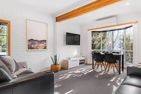 Cosy Renovated 2 Bed Villa In Superb Location Hobart